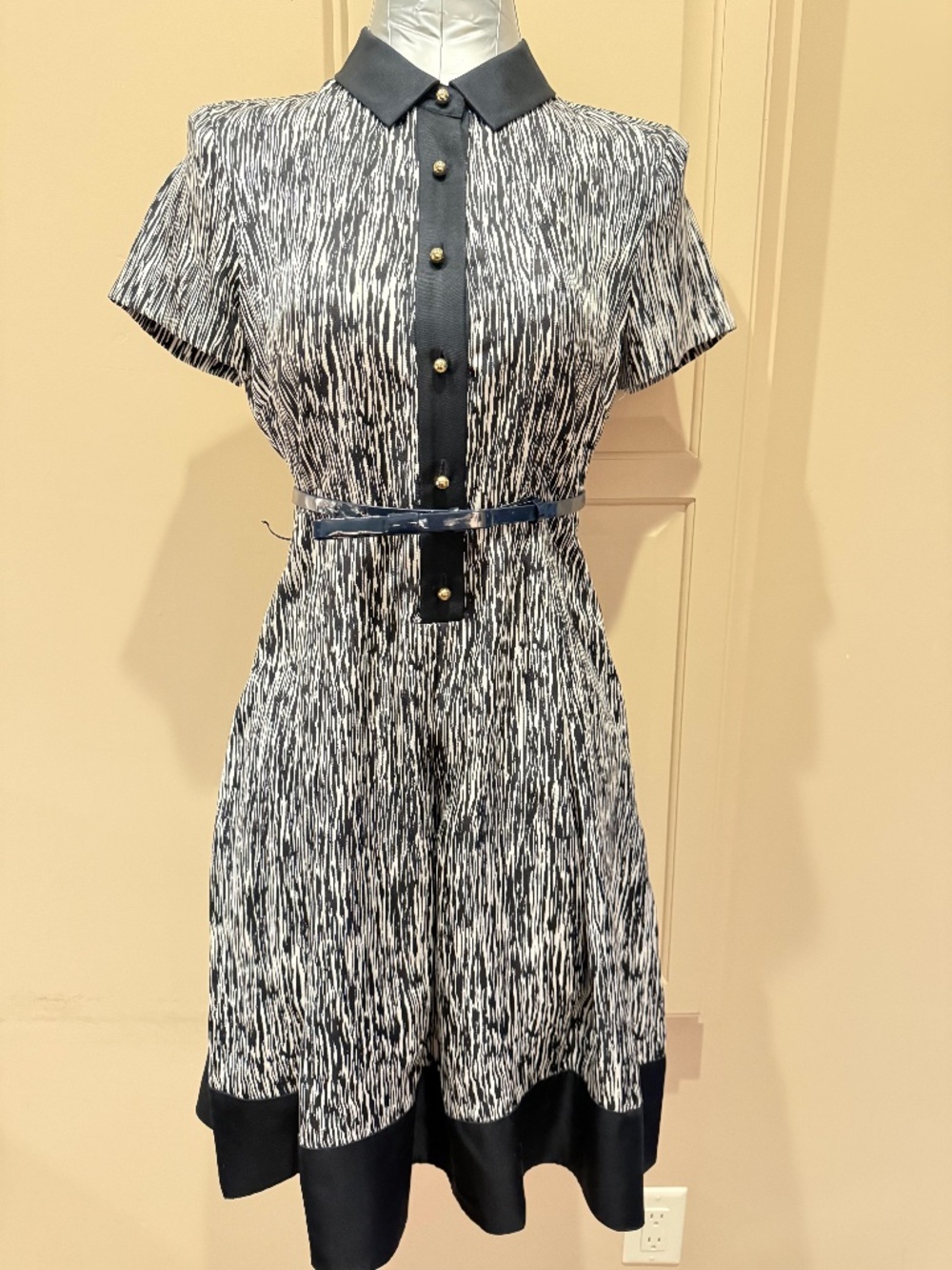 KATE SPADE SILK DRESS. NAVE/WHITE PATTERN. SIZE 4